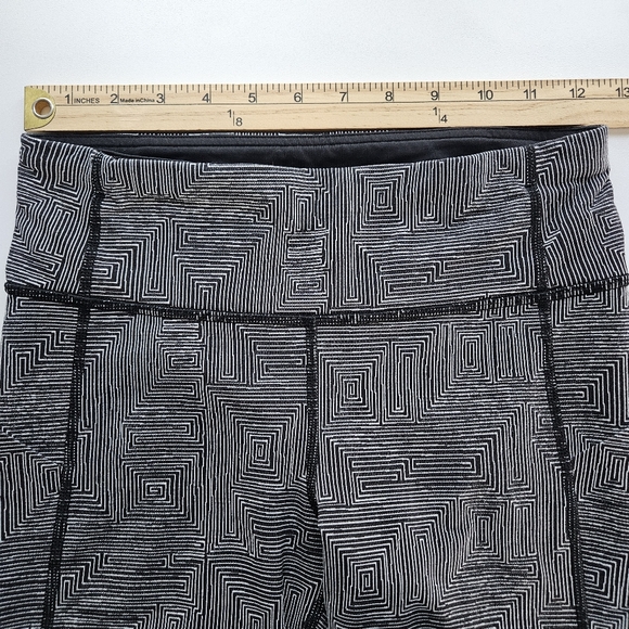Lululemon Pace Rival Crop Leggings Women Size 4 Black White Geometric Activewear - Picture 12 of 14